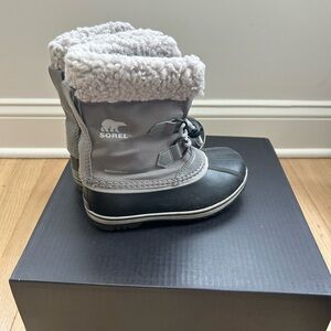 SOREL Yoot Pac Kids size 13 snow boot. Excellent condition. Barely worn.